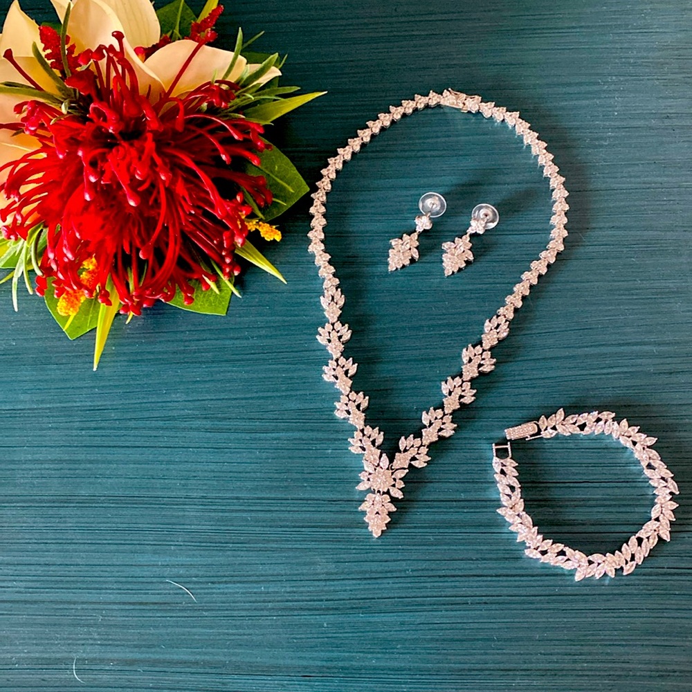 Bridal Jewelry Set, Crystal Jewelry Set, Drop earrings, necklace and bracelet